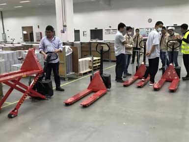 電動(dòng)高升程搬運(yùn)車交付使用，感謝廠家羅總親自跟客戶講解操作方法！